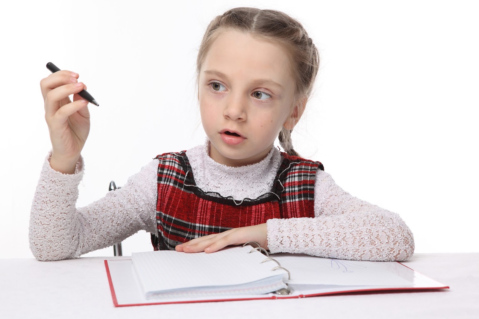 Помоги учить дома. Ребенок с ручкой в руке. Школьник с ручкой. Ручка для детей. Ребенок держит ручку.