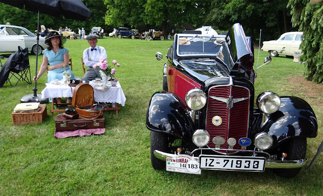 Hier hat alles gestimmt,. Vor allem das Grammophon. Das GewinnerautoAdler Trumpf Junior von 1938. Picknick und Grammophon. Das Gewinnerauto Adler Trumpf Junior auf dem Fashion Award auf Schloss Merode