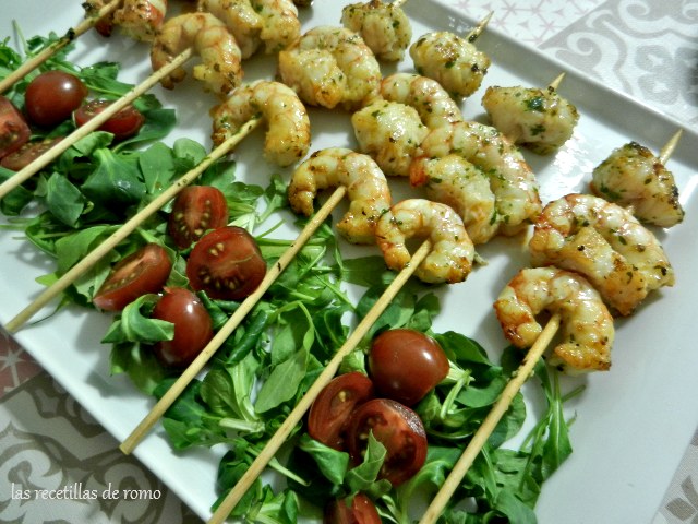 Brochetas de gambones y rape