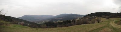 Panorama z siodła między Działkiem i Grotówką na masyw Kamiennika i Łysiny.