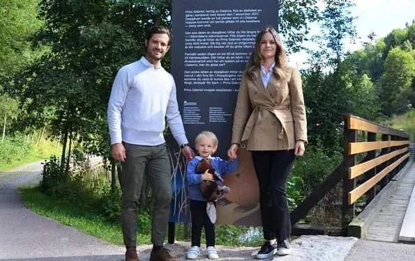 Prince Carl Philip, Princess Sofia and Prince Gabriel, Duke of Dalarna visited the Säterdalen nature reserve. Princess Sofia wore a beige blazer  by Andiata