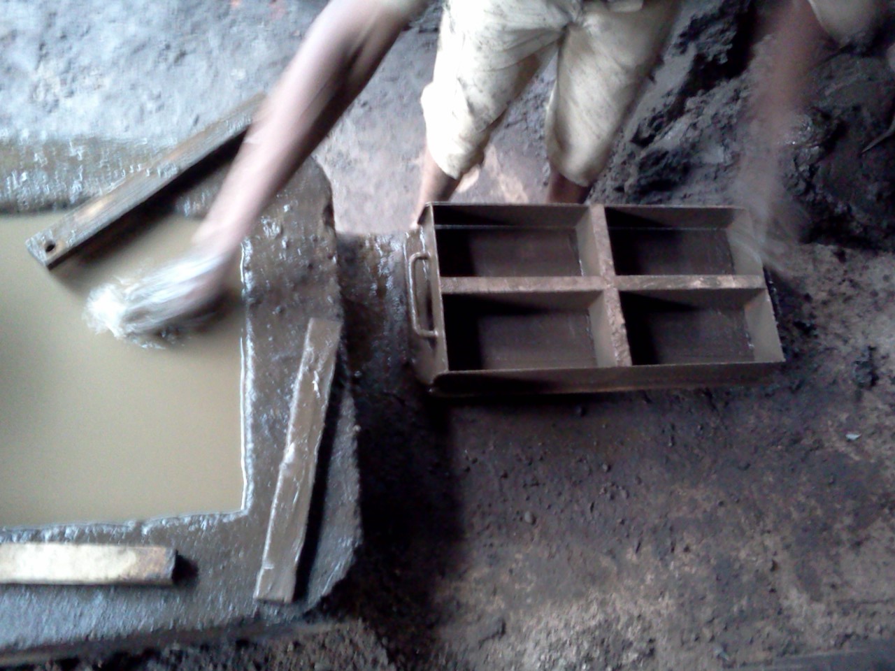 саманный блок. сделать кирпич своими руками видео. форма для бетонного кирпича. глиняный кирпич саман. саман - кирпич-сырец.