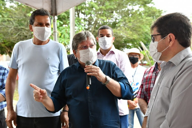 João Azevêdo visita pontos de vacinação e autoriza obras de pavimentação no Brejo paraibano