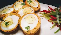 Serving scotch eggs by cutting into half