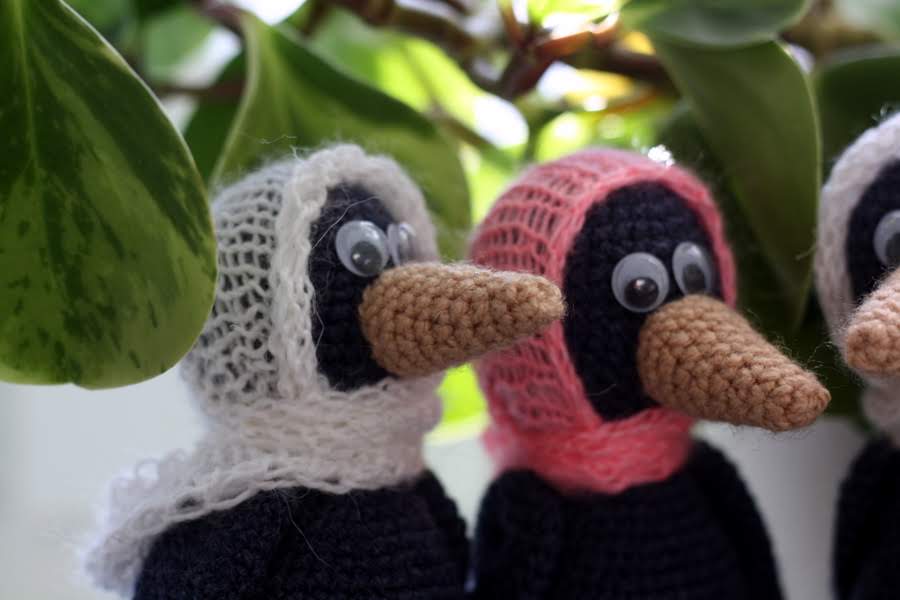 Вязаные игрушки ворона. Вязаные игрушки вороны. Схема вязания крючком вороны. Ворон вязаный крючком схемы. Ворона вязаная крючком.