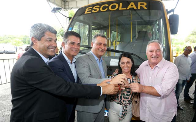 Rui entrega ônibus escolares, ambulâncias e viaturas; R$ 15,7 mi em investimentos