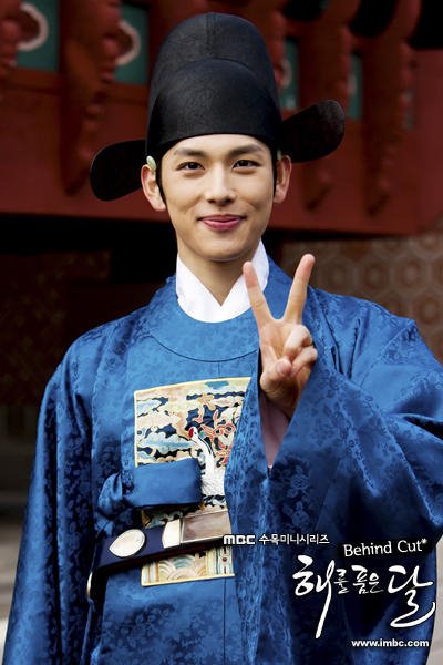 The Moon That Embraces The Sun (2012) | delicious to c