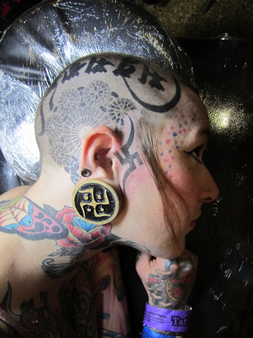 Цифра на лбу. Татуировки на голове. Татуировка на Виске. Правые тату на голове на затылке.