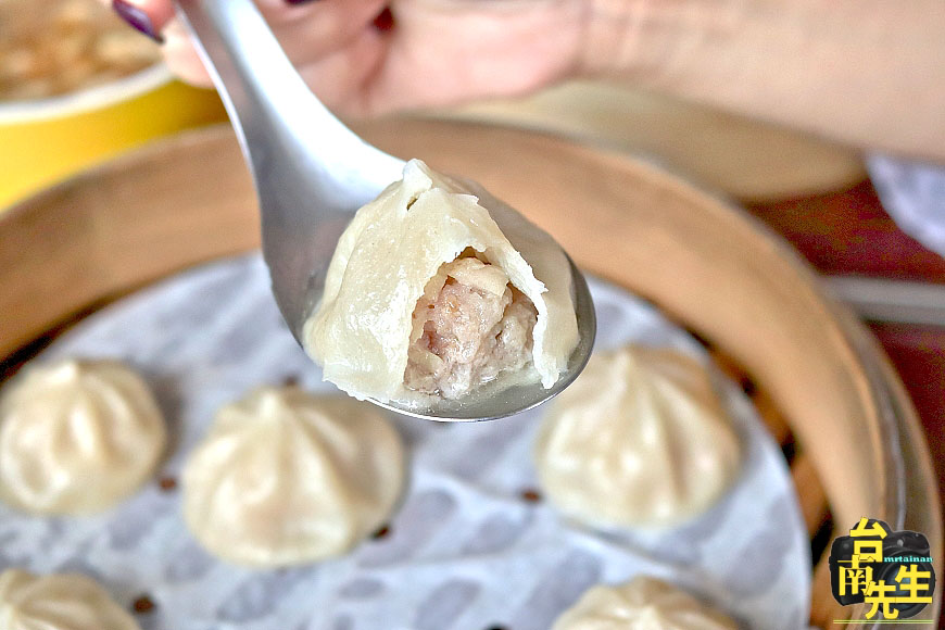 台南湯包生煎包/鎖住湯汁一咬就爆漿/皮薄Q彈餡料鮮美/獨家配方自製餡料/用料實在CP值高/連外國人都愛吃/忠實顧客連續吃一週都吃不膩