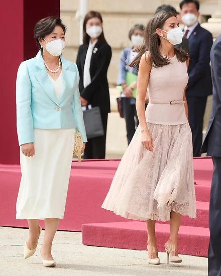 Queen Letizia wore a pink top and lace midi skirt from Felipe Varela. Gala dinner for President Moon Jae-in and Kim Jung-sook