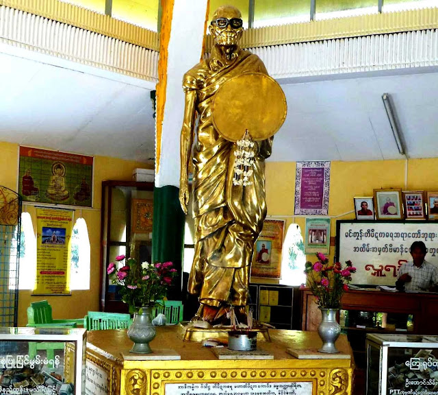 Монах в храме Мингуна