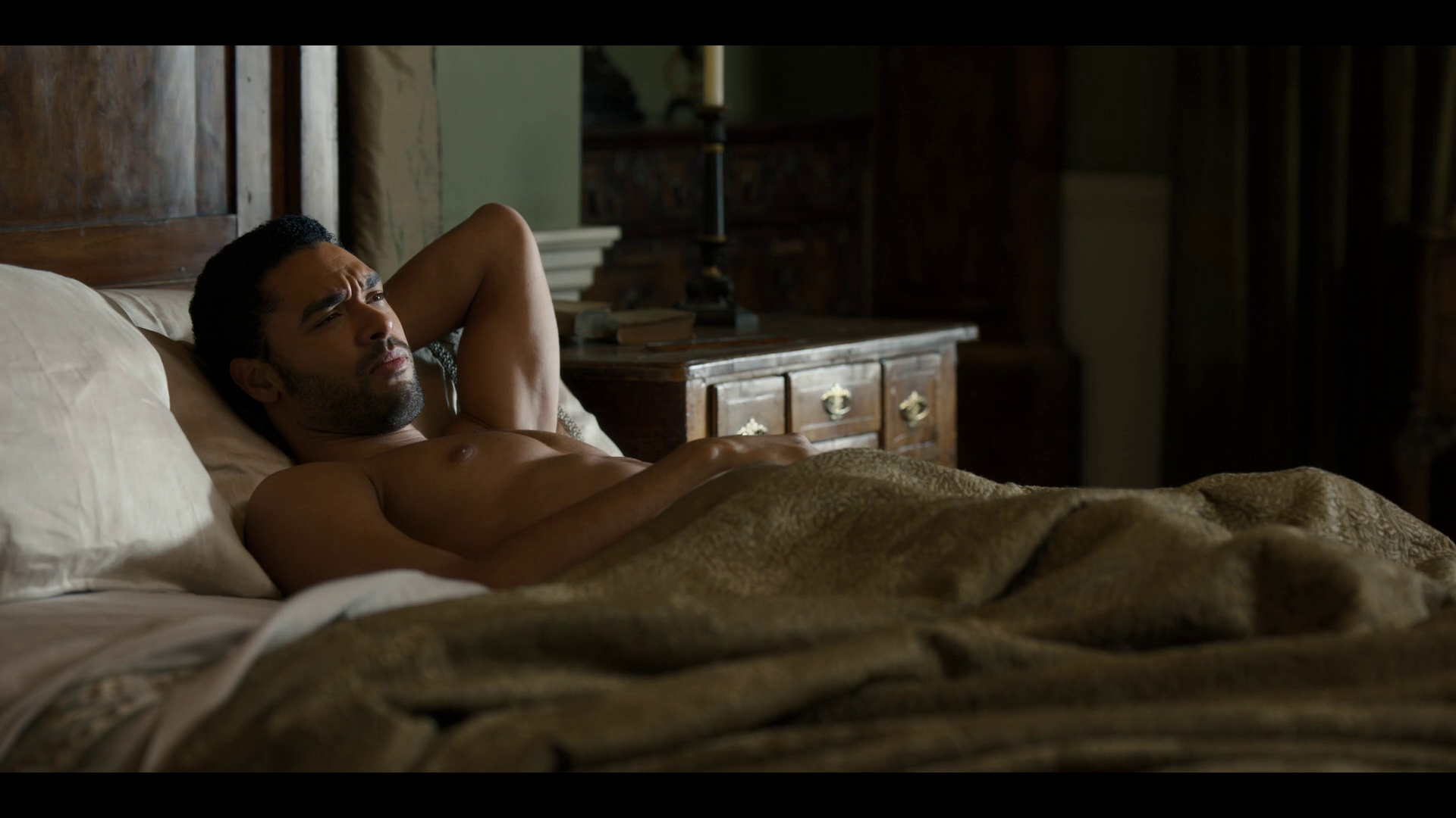 Regé-Jean Page shirtless in 'Bridgerton' - S01E01.