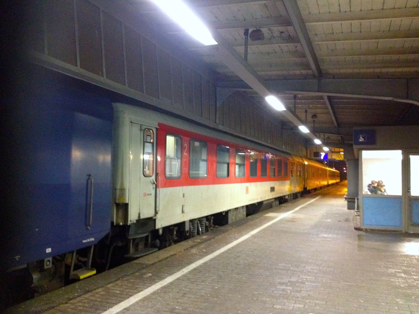 Naik Kereta ICE dan City Night Line dari Amsterdam ke Berlin-19 box waiting room oberhausen