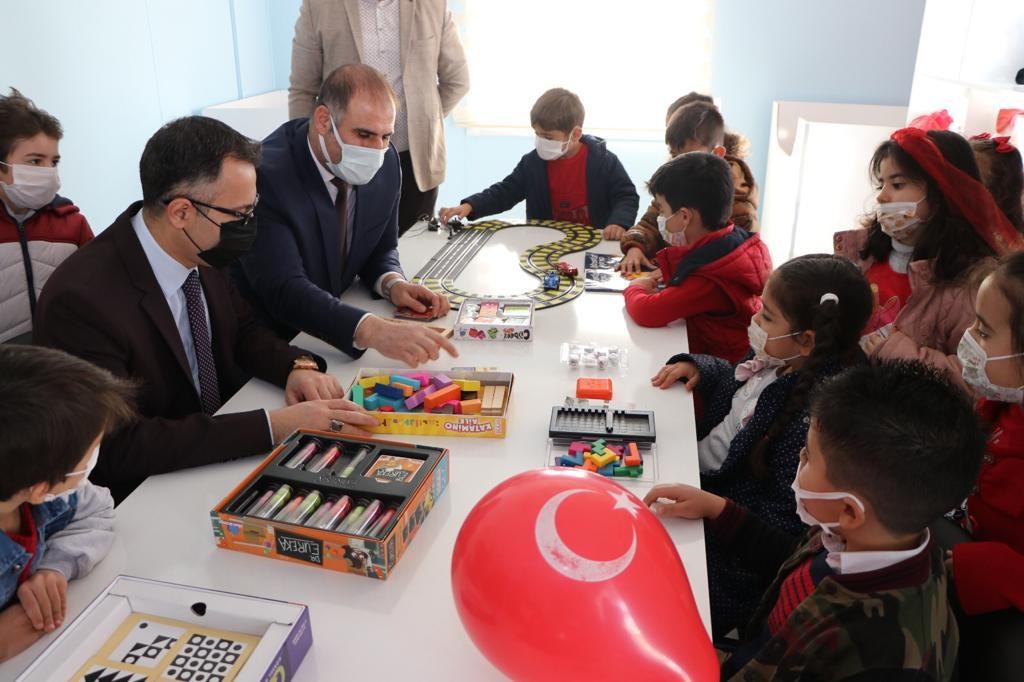 Diyarbakır merkez Kayapınar Belediyesi tarafından oyuncağı olmayan çocuklara yönelik Oyuncak Atölyesi açıldı.