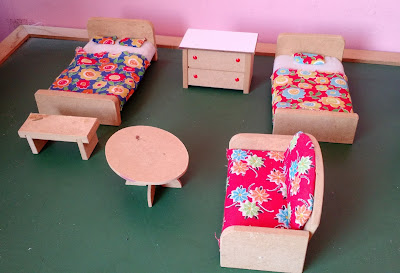 Brinquedo móveis de madeira MDF para casa de boneca , cama de casal, cama de solteiro, gaveteiro, sofá e mesa de centro , um banquinho   R$30,00