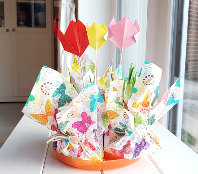 DIY-Anleitung: Einen süßen Blumengruß selber basteln (eine einfache Idee). Leicht und unkompliziert könnt Ihr so Blumen schön verpackt verschenken!