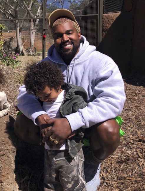 Kanye West divirtiéndose en paseo familiar