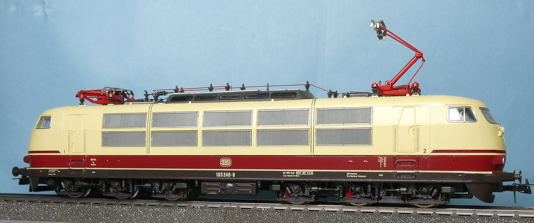 Roco BR 601 ディーゼル列車セット 7両編成 DB_103_240-8_ROCO_04146A-1-09.jpg