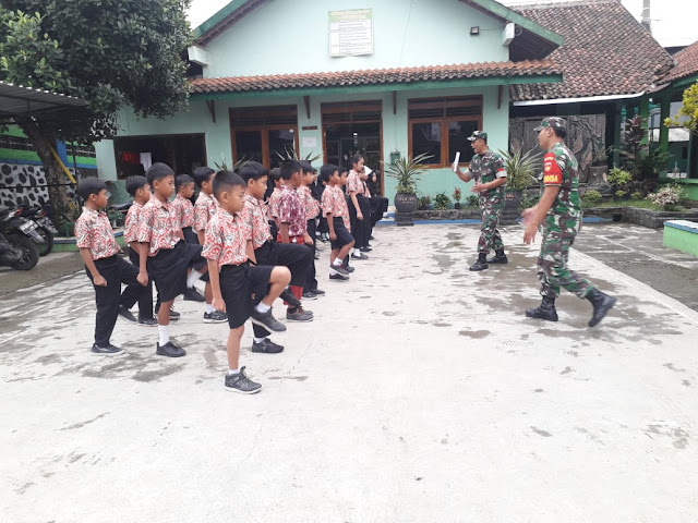 KodimKaranganyar - Babinsa Koramil Karangpandan Berikan Latihan PPB Murid SD N 1 Karangpandan