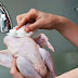 Οι ειδικοί προειδοποιούν! Γιατί δεν πρέπει ποτέ να πλένετε το κοτόπουλο ωμό...