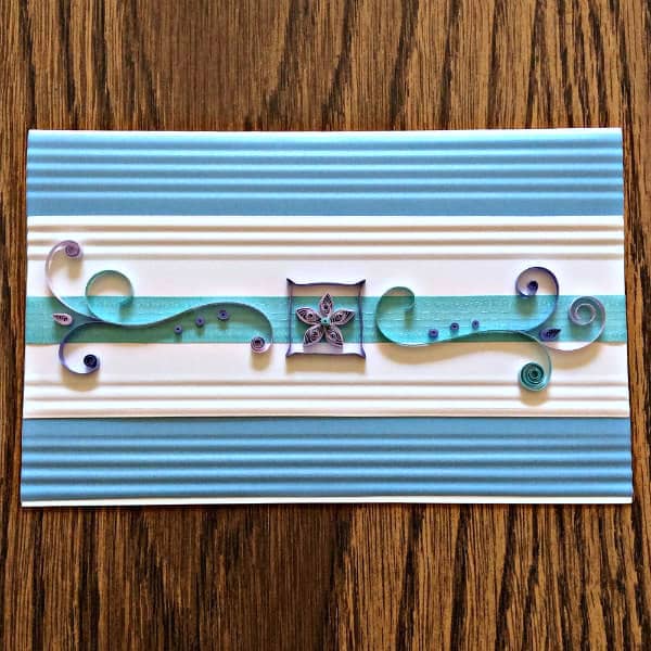 maak een eenvoudige zomerkaart voor elke gelegenheid handgemaakte rechthoekige quilled kaart met scroll en bloemdessin