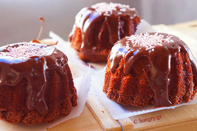 Mini Cakes with Chocolate Glaze