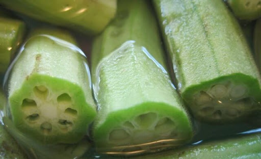 Agua de Quimbombó (Okra) como tratamiento natural para la diabetes y el colesterol alto