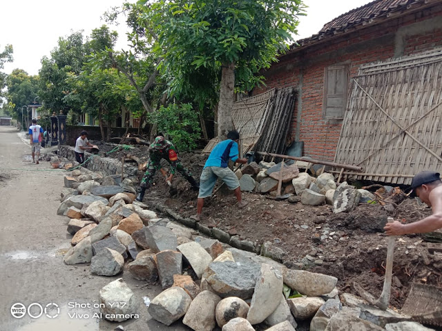 Antisipasi Longsor Babinsa Bersama Warga Gotong Royong Bangun Talud Jalan Antisipasi Longsor Babinsa Bersama Warga Gotong Royong Bangun Talud Jalan