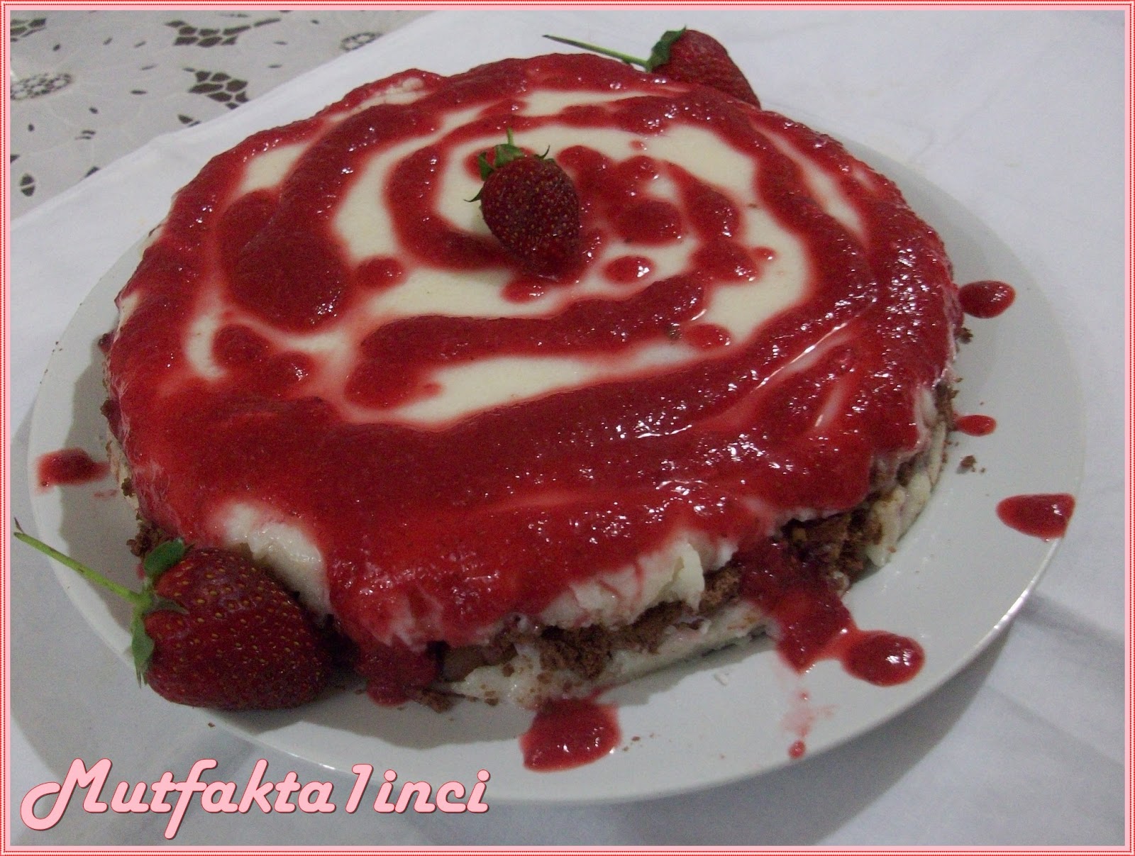 ÇİLEKLİ BİSKÜVİLİ PASTA
