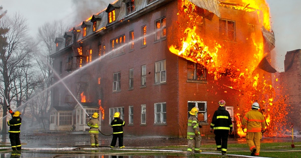 Многоквартирные жилые дома пожарная безопасность. Пожар в здании. Тушение пожара в здании. Тушение пожара в жилом доме. Пожары в зданиях и сооружениях.