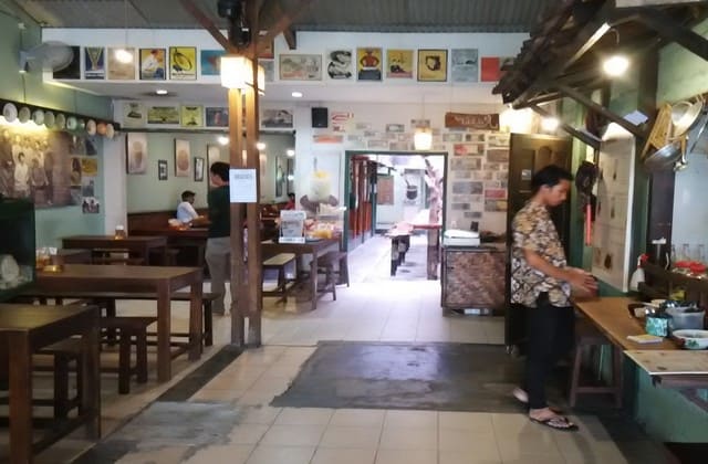 Kedai Rakjat Djelata, kedai merakyat yang menawarkan menu khas Yogya. Harganya merakyat dan tidak bikin kamu nyesel Kedai Rakjat Djelata, kedai merakyat yang menawarkan menu khas Yogya. Harganya merakyat dan tidak bikin kamu nyesel