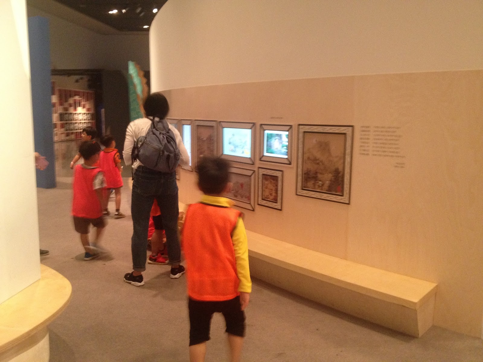 музей детского воспитания. тематические экскурсии. интересные музеи для детей. экскурсия в музее. дети на экскурсии в музее.