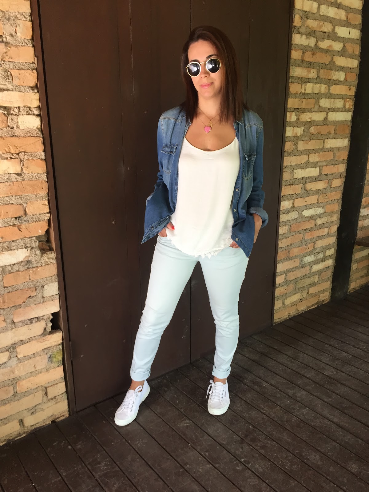 camisa jeans com tenis branco