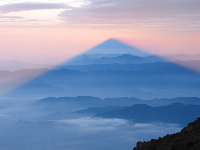 ミライノシテン「影富士」、富士山が作る影が神秘的すぎる！5選。畏怖を覚える絶景…【n】
