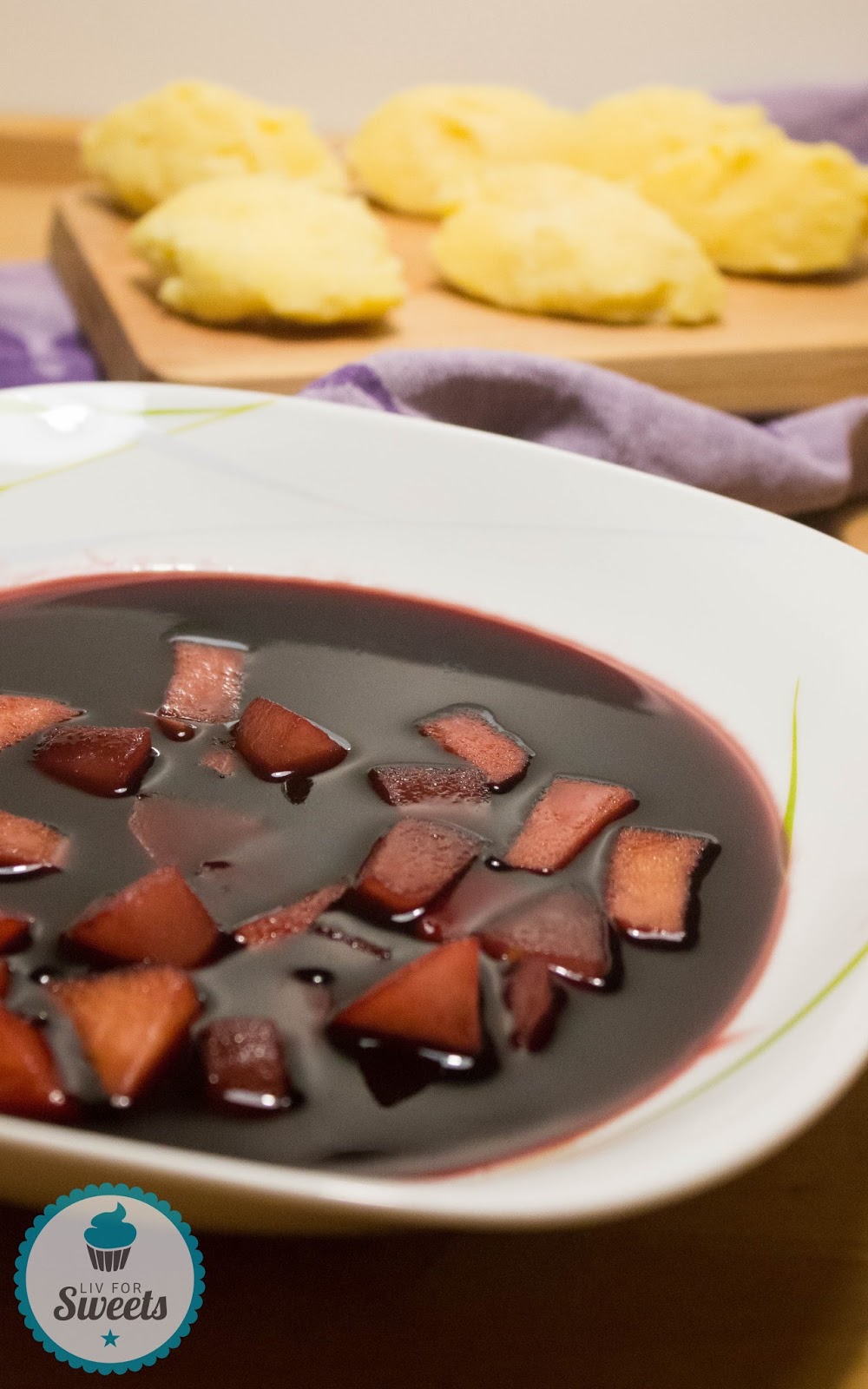 Liv For Sweets: Fliederbeersuppe mit Grießklößchen