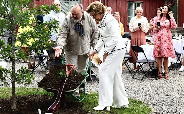 Queen Sonja wore a white tweed blazer from Chanel with white trousers. Norwegian Church Endowment