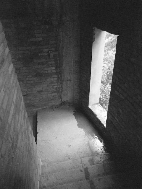 escadaria e janela de um prédio abandonado