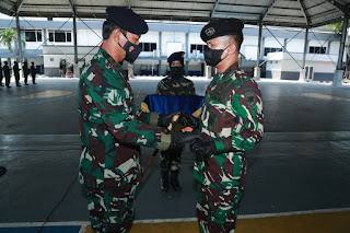 Tongkat Komando Komandan Satuan Kapal Selam Diberikan Kepada Kolonel Laut (P) Wirawan Ady Prasetya