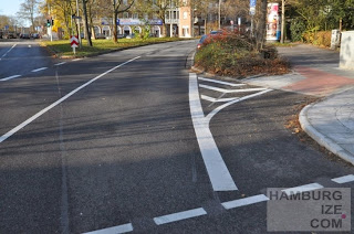 Erdkampsweg / Brombeerweg - Fake-"Radweg" © hamburgize.com / Stefan Warda