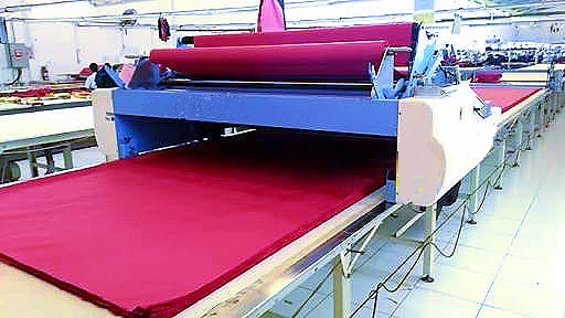 Proses Spreading Di Bagian Cutting Di Pabrik Garmen