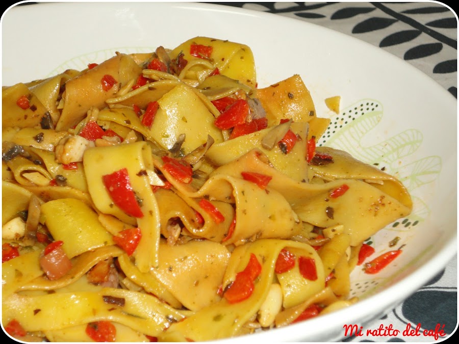 Tallarines con setas, bacon y piñones