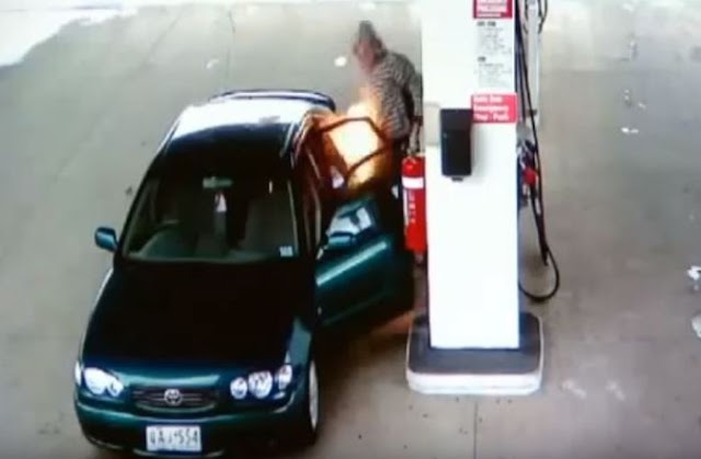 Απίστευτος τύπος έπαιζε με τον αναπτήρα του σε βενζινάδικο και προκάλεσε πανικό!