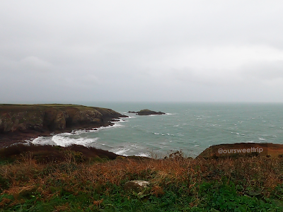 A charmosa rocha com a praia de Caerfai Bay no País de Gales