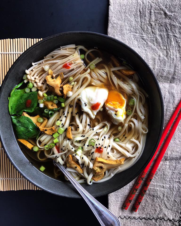 Udon noodle soep met gepocheerd ei