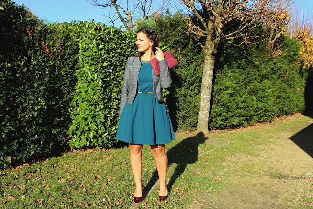 robe vert sapin oasis, veste grise naf naf, chaussures minelli bordeaux