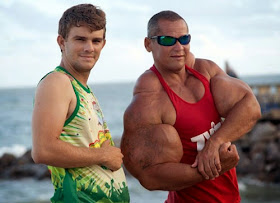 جنون الشهرة: رجل يخاطر بحياته من تضخيم عضلاته!