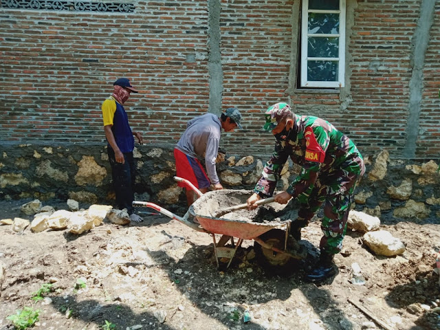 Babinsa Dawungan  Bantu Warga Buat Talud
