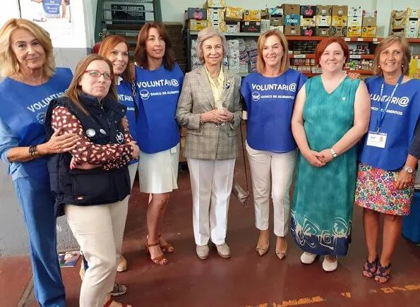 Queen Sofia visited Food Bank of Vigo to get informaton about its humanitarian work