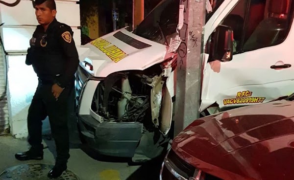 Paramédicos tunden a par de borrachos que chocaron su ambulancia Paramédicos tunden a par de borrachos que chocaron su ambulancia
