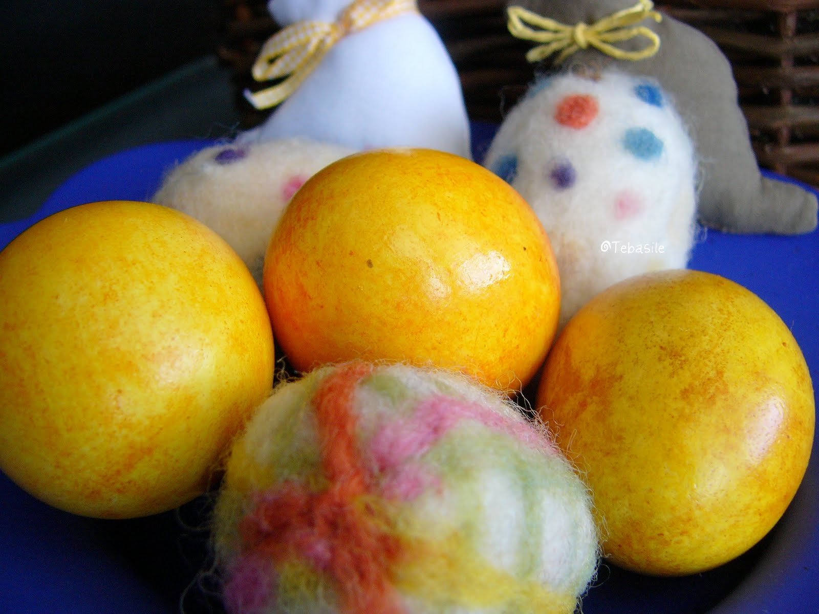 Tebasiles Kitchen: Turmeric Coloured Easter Eggs